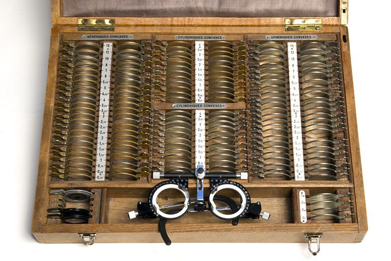 instruments d'observation et d'ophtalmologie (boîte de verres d'essai et 2 lunettes d'essai)