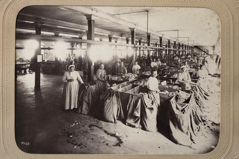 filature Courlet et Renaud, puis usine de papeterie Outhenin-Chalandre et Fils, puis Société Anonyme des Papeteries de France, actuellement centrale hydroélectrique, atelier et entrepôt municipal