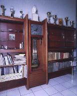armoire-bibliothèque (vitrine), étagère-bibliothèque et horloge