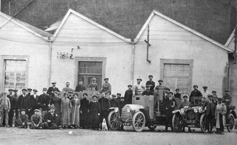 usine de construction automobile (carrosserie) Henri Gauthier et Cie, puis Société Anonyme des Automobiles et Cycles Peugeot (SAACP), puis Société des Cycles Peugeot, actuellement Peugeot Motocycles