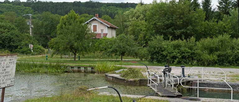 maison de garde-barrière (paysages du canal de Bourgogne)
