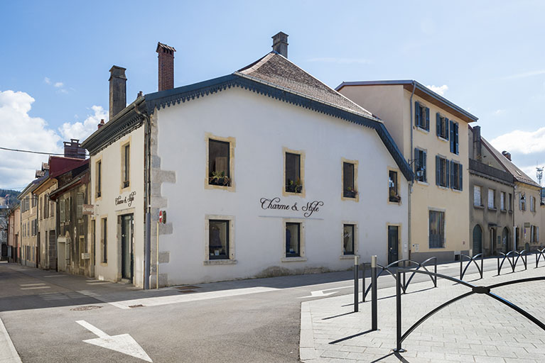 maison, puis distillerie E. Deniset Fils, puis Robbe, actuellement logement et magasin de commerce
