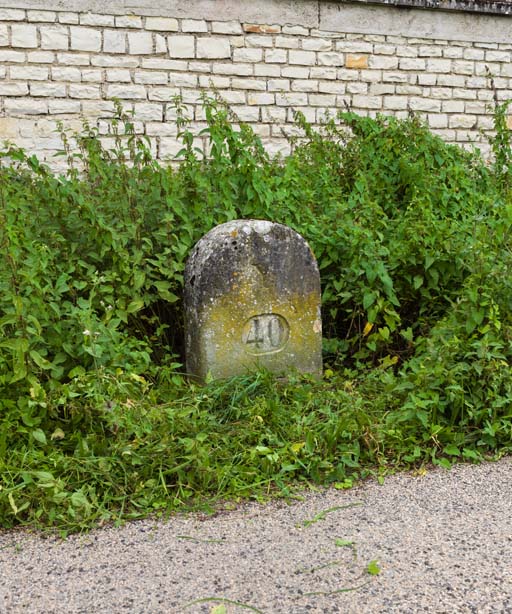 borne kilométrique (canal de Bourgogne)