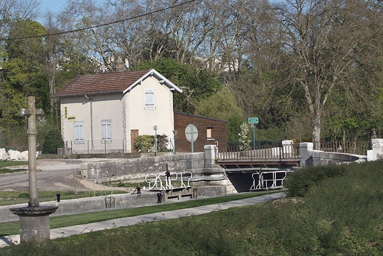 maison de garde-barrière (paysages du canal de Bourgogne)