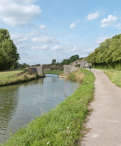 pont routier isolé du Gué Saint-Martin (canal du Nivernais)