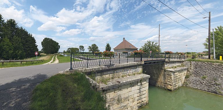 pont routier sur l'écluse 64 du versant Saône (canal de Bourgogne)