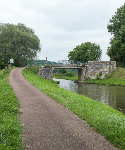 pont routier isolé d'Envilliers (canal du Nivernais)