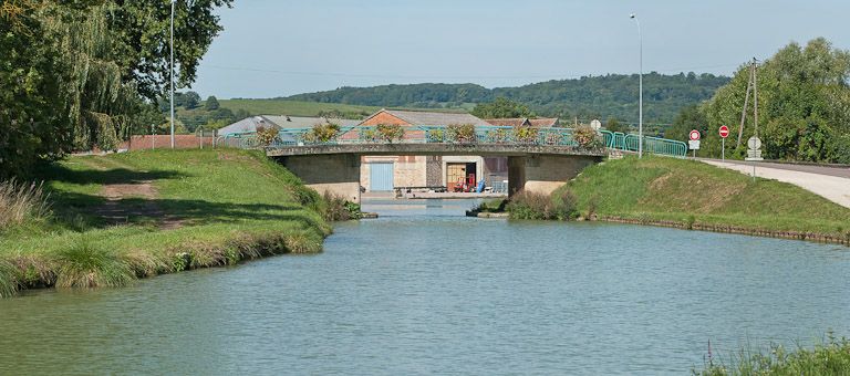 pont routier isolé (canal de Bourgogne)