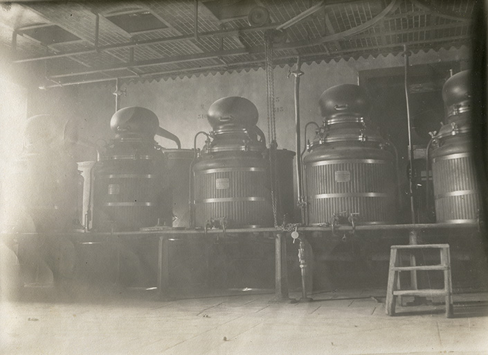 distillerie Junod, puis Hémard et Pernod Fils Réunis, actuellement immeuble de bureaux, de service et commerces