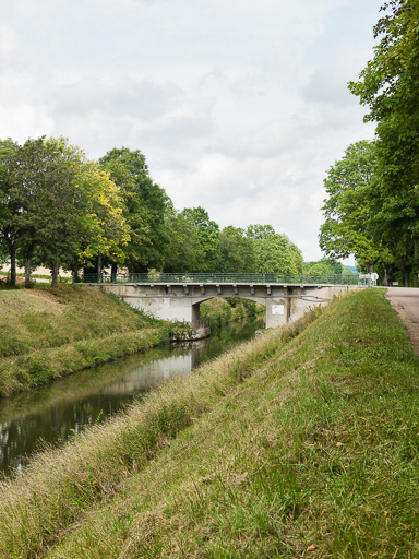 pont routier isolé (canal du Nivernais)
