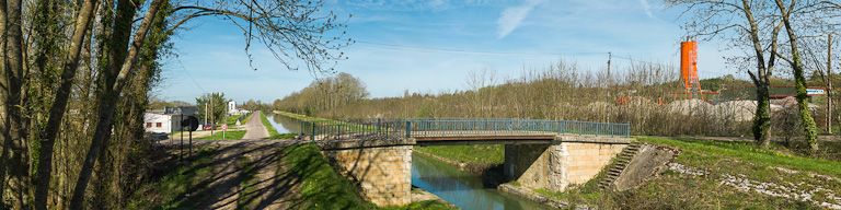 pont routier isolé de la Chapelle-Vieille-Forêt (canal de Bourgogne)