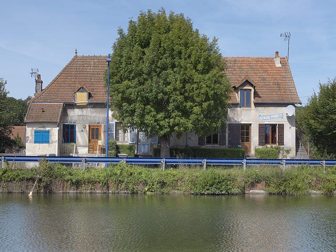 immeuble à logements ; anciennement édifice artisanal commercial ou tertiaire ; café de la Navigation ; salon de coiffure Fémina Coiffure (activités liées au canal du Centre)