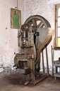 1ère machine à découper par poinçon (presse à découper les taillants)