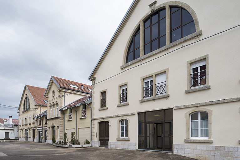 distillerie Junod, puis Hémard et Pernod Fils Réunis, actuellement immeuble de bureaux, de service et commerces