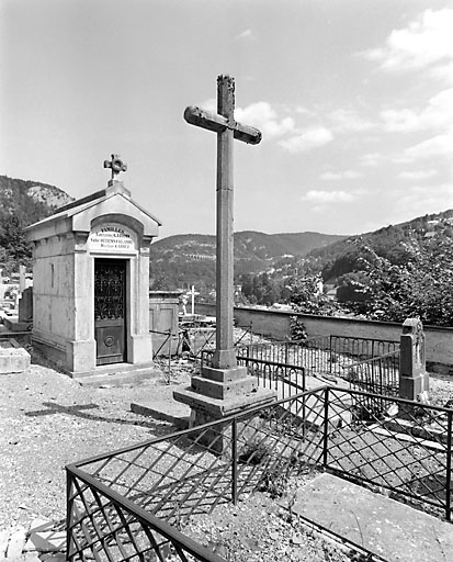 croix de cimetière et tombeau de J. M. Bailly-Maître