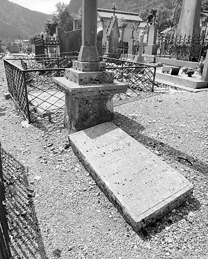 croix de cimetière et tombeau de J. M. Bailly-Maître