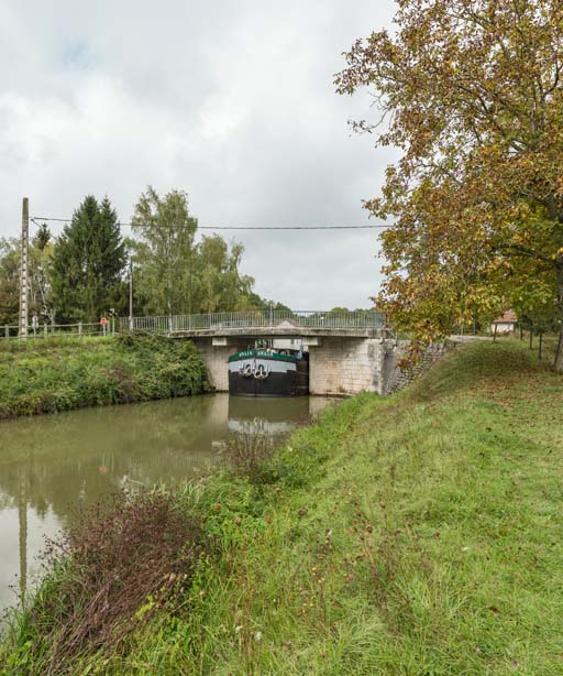 pont routier sur l'écluse 31 du versant Méditerranée (canal du Centre)