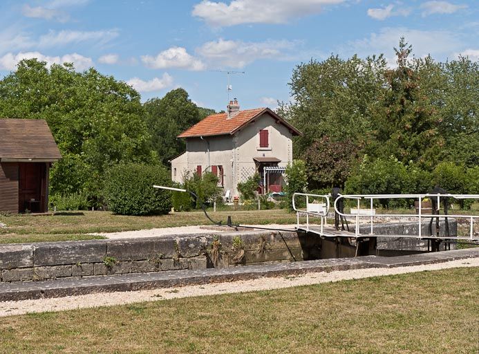 maison de garde-barrière (paysages du canal de Bourgogne)