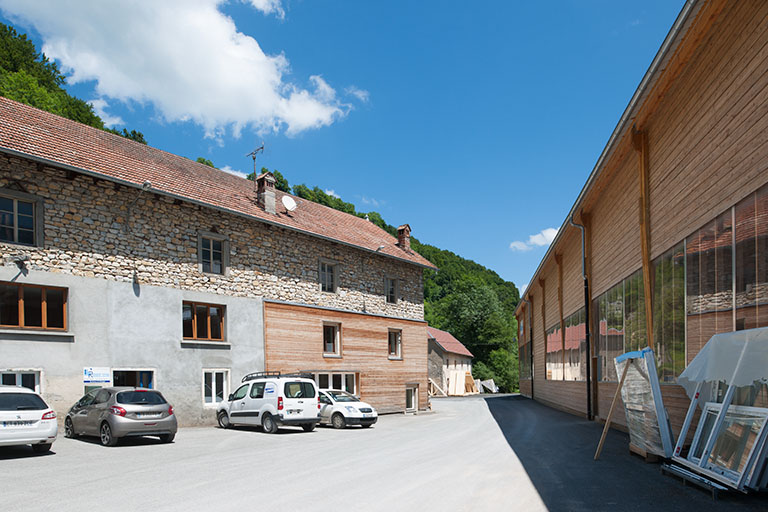 moulin à farine, actuellement entreprise de charpente Raymond