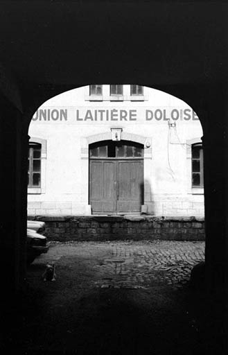 hôtel, distillerie Morel-Perron, puis fromagerie, laiterie industrielle, actuellement entrepôt public