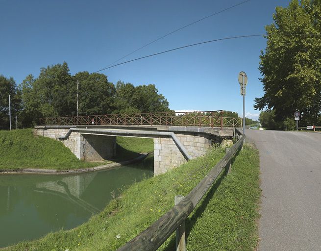pont routier isolé (canal de Bourgogne)