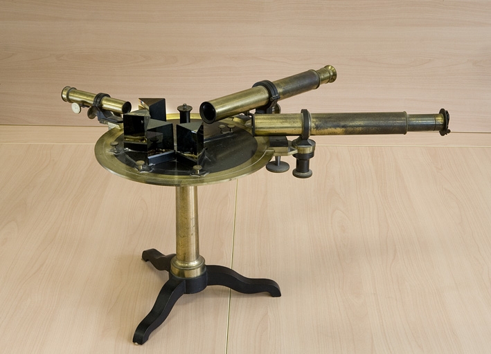 instrument de mesure des angles de réfraction (spectroscope à quatre prismes Duboscq)