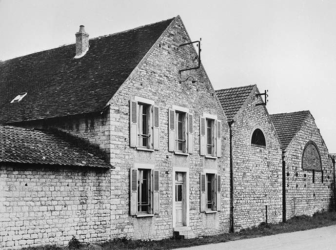 haut fourneau, fonderie puis entrepôt militaire, actuellement conserverie, usine liée au travail du bois, magasin de commerce, mairie