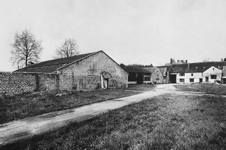 haut fourneau, fonderie puis entrepôt militaire, actuellement conserverie, usine liée au travail du bois, magasin de commerce, mairie