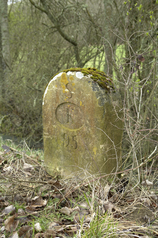 borne kilométrique (canal de Bourgogne)