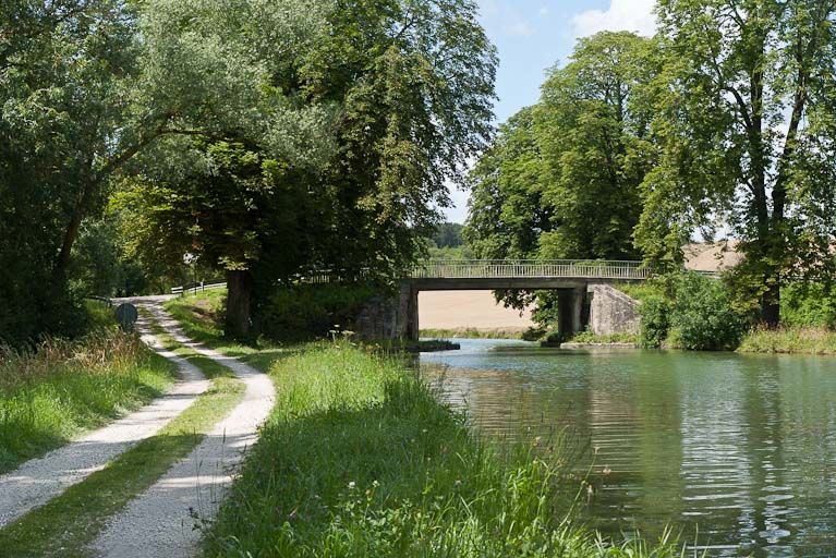 pont routier isolé (canal de Bourgogne)