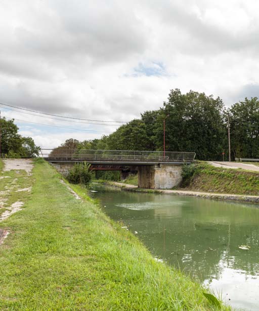 pont routier isolé (canal de Bourgogne)