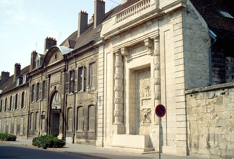 hôtel, distillerie Morel-Perron, puis fromagerie, laiterie industrielle, actuellement entrepôt public