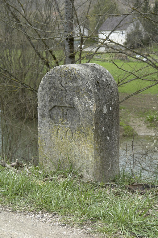 borne kilométrique (canal de Bourgogne)