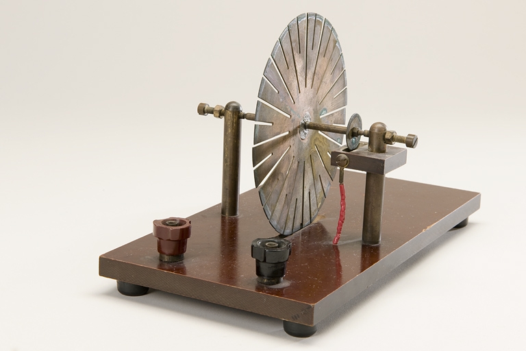 instrument de démonstration en électrodynamique (roue de Barlow)