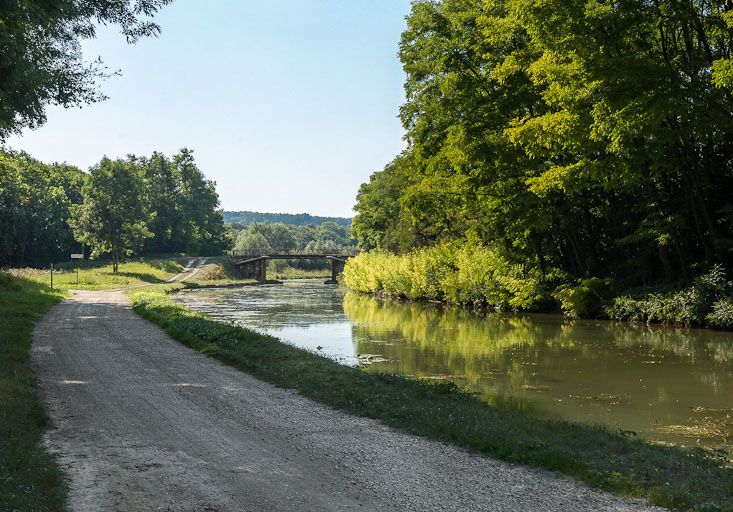 pont routier isolé (canal de Bourgogne)
