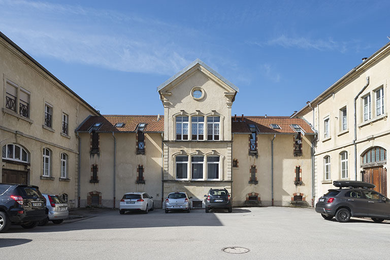 distillerie Junod, puis Hémard et Pernod Fils Réunis, actuellement immeuble de bureaux, de service et commerces