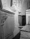 pilier, bas-relief