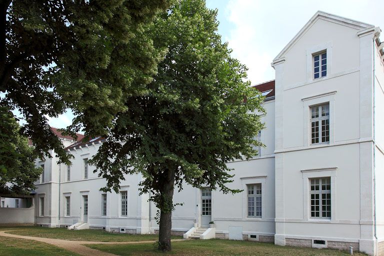 chapelle de l'ancien hôpital général ; asile départemental d'aliénés puis centre hospitalier spécialisé, actuellement logements
