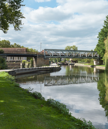 ancien pont ferroviaire, actuellement passerelle (canal du Nivernais)
