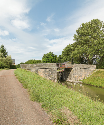 pont sur l'écluse 26 du versant Loire, dite de Sozay ou Sauzay (canal du Nivernais)