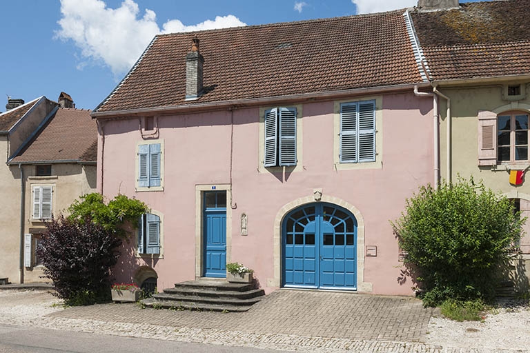 ferme, puis établissement de bienfaisance, école primaire de filles, actuellement maison