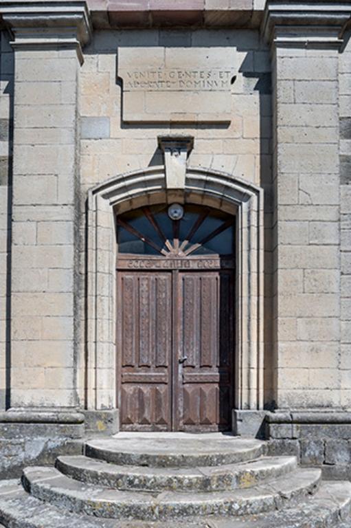 Portail d'entrée de l'église.