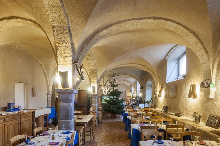 caserne, puis immeuble à logements, restaurant, poste