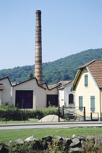 moulin à farine, puis tissage de coton Meyer, puis Alexandre, puis Couleru et Chatel, puis Schmerber, puis Schwob, puis de la Cotonnière d'Héricourt, actuellement magasin de commerce