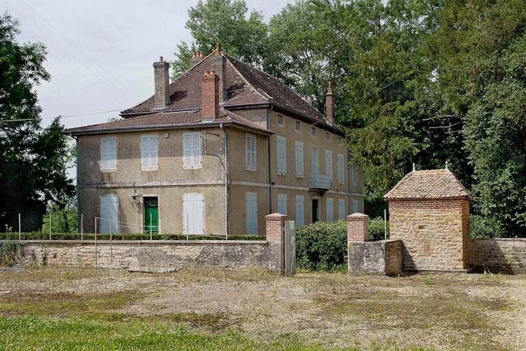 château de Lusigny ; actuellement ferme ; logement (paysages et activités liés à la Seille canalisée)