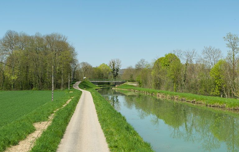 pont routier isolé (canal de Bourgogne)