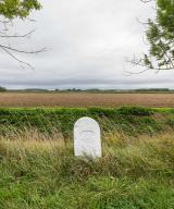 borne kilométrique (canal de Bourgogne)