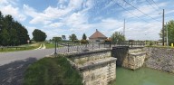 pont routier sur l'écluse 64 du versant Saône (canal de Bourgogne)