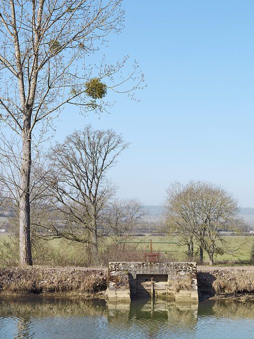 déversoir de fond (canal de Bourgogne)