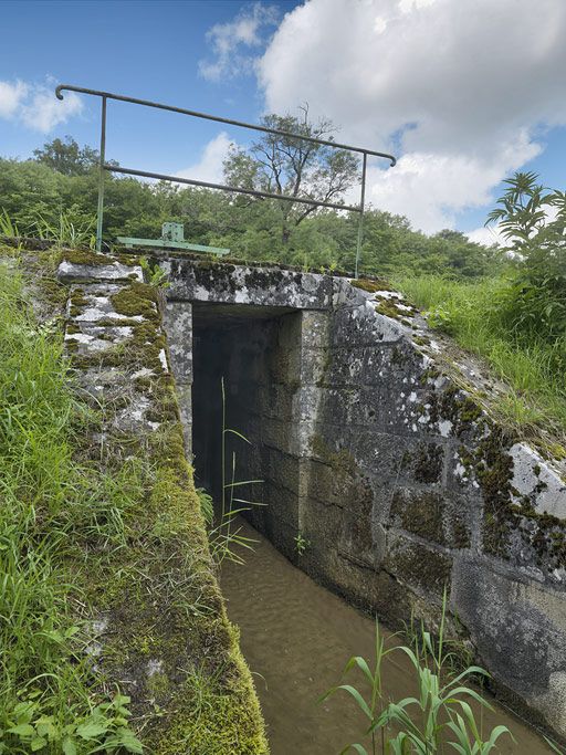 déversoir de fond ; déversoir de superficie (canal de Bourgogne)